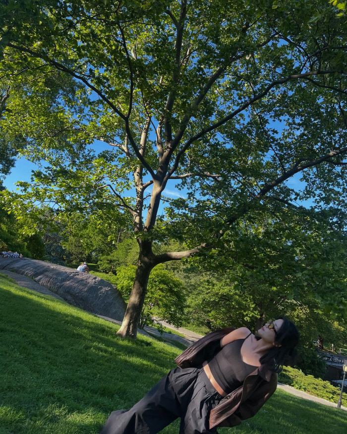 Kim Tae-ri, an unimaginable pose...What's that bite during a picnic? 