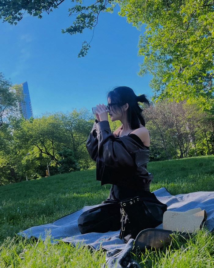 Kim Tae-ri, an unimaginable pose...What's that bite during a picnic? 