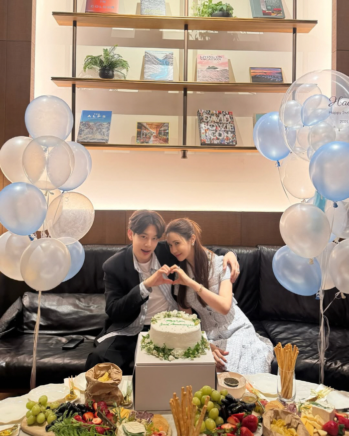 Lee Da-hae, ♥ Let's wipe our lips after kissing SEVENTEEN. Don't be complacent