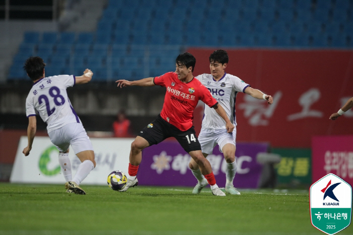 Matheus Multi-goal  Mota Wedge-goal Anyang, Gangwon 31 Overpowering Gangwon 31, 5 games winless escape  2 Robin's first win 