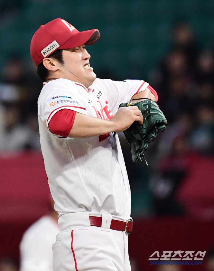 No run until the 4th inning → 6 runs in the 5th inning of dunes, walks, walks, hits, and hits. It collapsed again by 6.5 billion underhand ball balls