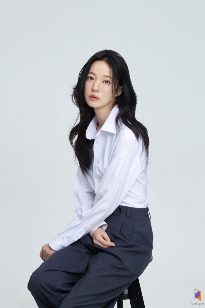  Jeon Yeojin, Cha Eunwoo hold hands...Fantagio Exclusive Contract Entered