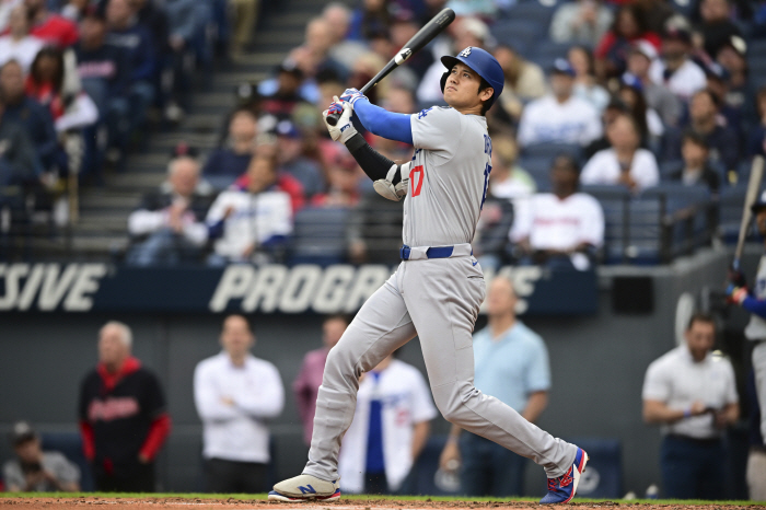 Oh my gosh! Is that going over? Ohtani, who made the opponent's pitcher cry, will hit 60 home runs like this. 20G faster than last year