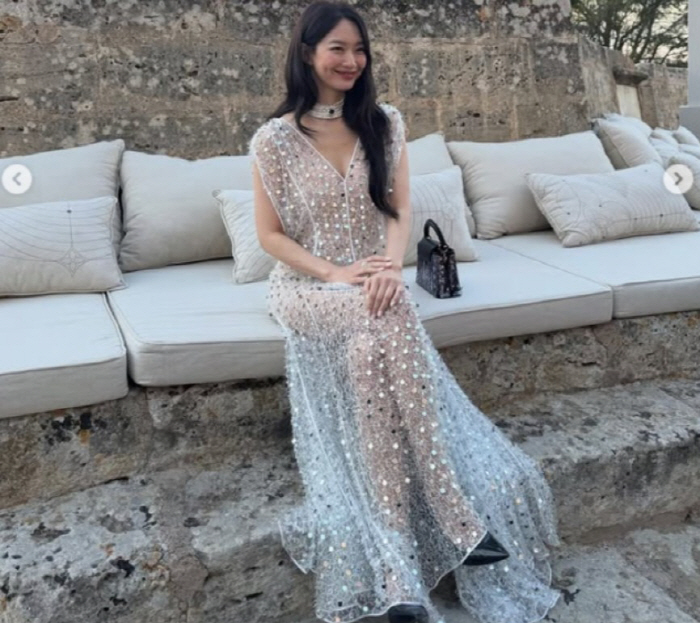 Shin Min-ah, the beauty of the goddess at the Spanish luxury event...It's a see-through dress that's overwhelming