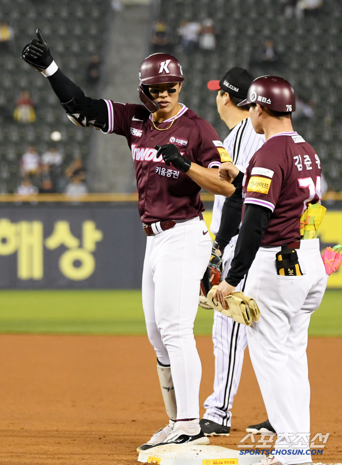 Song Sung-moon changed KBO League history in Son of the Wind's Land, setting a new record for 30 consecutive stolen bases 