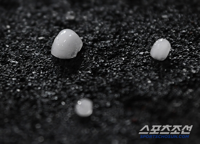 The water bomb was bombarded with hail Lapak, the dugout is also flooded. 