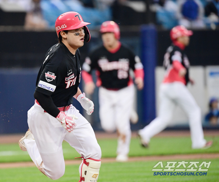 Without Kim Do-young, my friend Yoon Do-hyun can hit it. His first home run hit of the season 