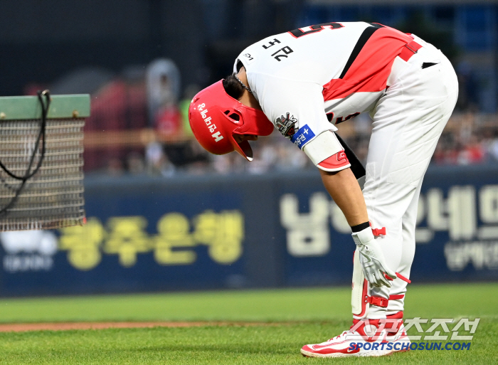 You can't let him run. get hurt thinking only about the team's victory. It's a pity. Why couldn't head coach Lee Bum-ho stop Kim Do-young from stealing? 
