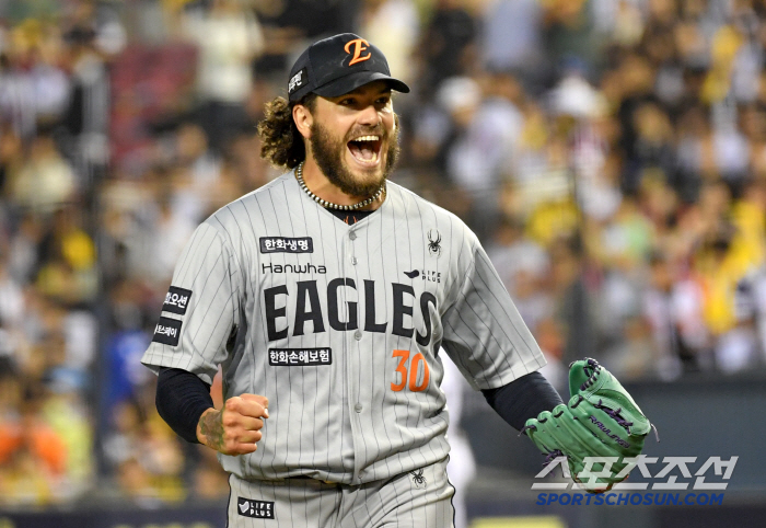 Ace Ponce's expression of defensively hardened at a critical moment, Roh Si-hwan's regretful judgment in the seventh inning 