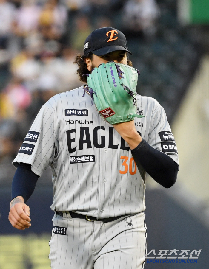 Ace Ponce's expression of defensively hardened at a critical moment, Roh Si-hwan's regretful judgment in the seventh inning 