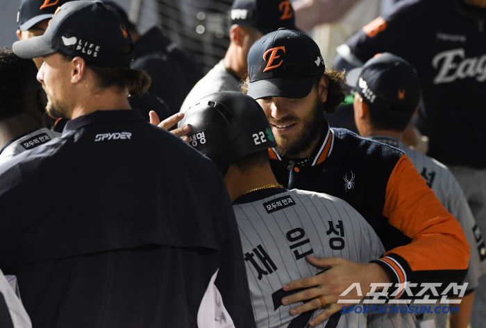 Ace Ponce's expression of defensively hardened at a critical moment, Roh Si-hwan's regretful judgment in the seventh inning 