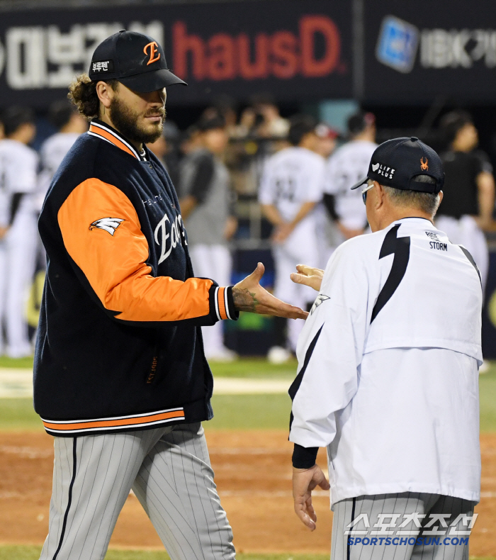 Ace Ponce's expression of defensively hardened at a critical moment, Roh Si-hwan's regretful judgment in the seventh inning 