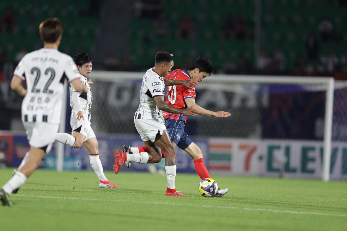  After the end of the game, unusual Benkle, even the coach's argument...What did you say in Gimcheon that day