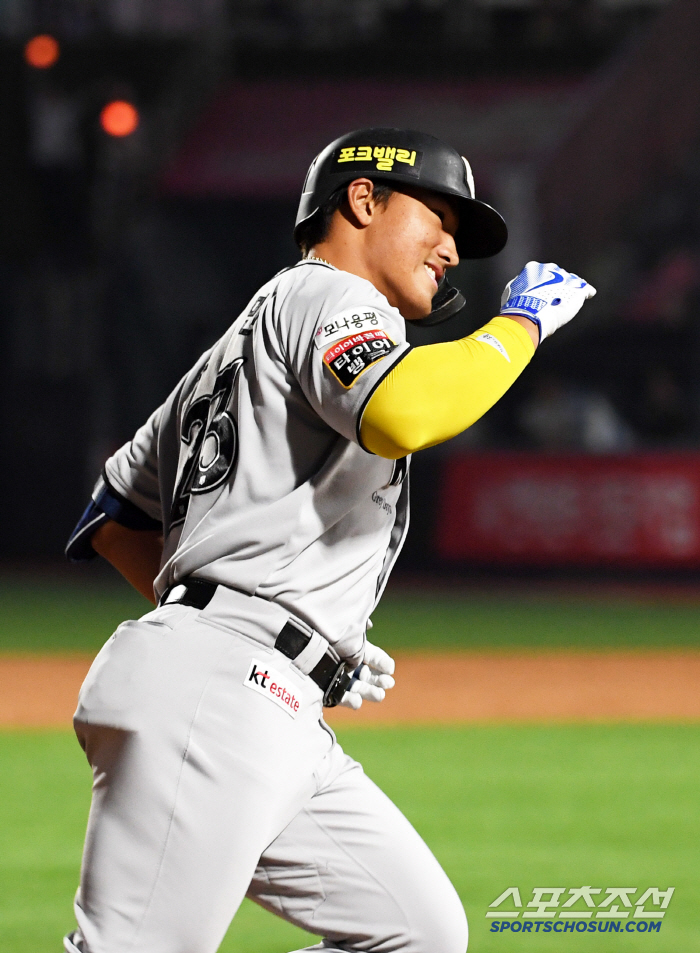 Ahn Hyun-min is crazy with his first career bases loaded  five RBIs...KT vanquished Doosan 12-2 