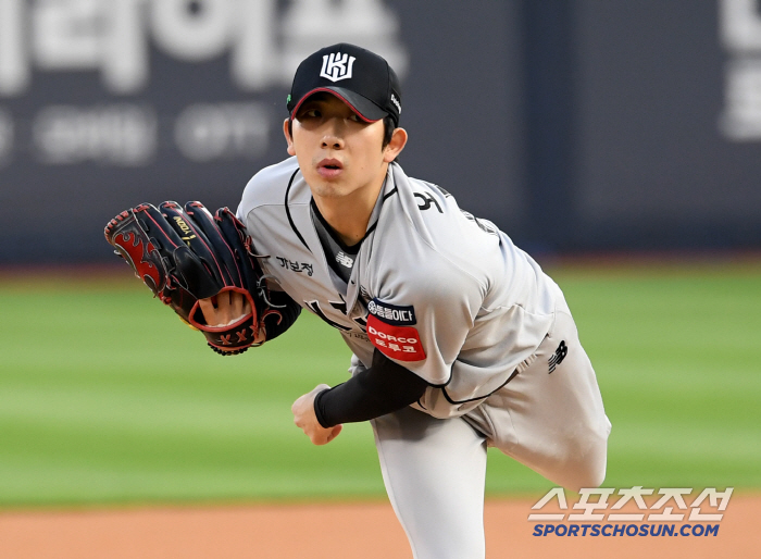 Ahn Hyun-min is crazy with his first career bases loaded  five RBIs...KT vanquished Doosan 12-2 