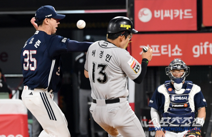 Ahn Hyun-min is crazy with his first career bases loaded  five RBIs...KT vanquished Doosan 12-2 