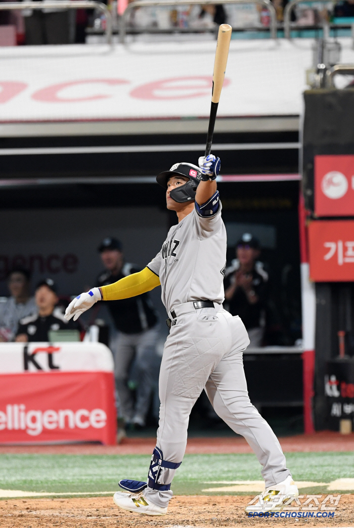 Ahn Hyun-min is crazy with his first career bases loaded  five RBIs...KT vanquished Doosan 12-2 