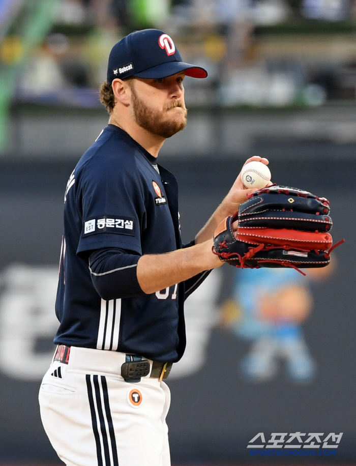 Ahn Hyun-min is crazy with his first career bases loaded  five RBIs...KT vanquished Doosan 12-2 