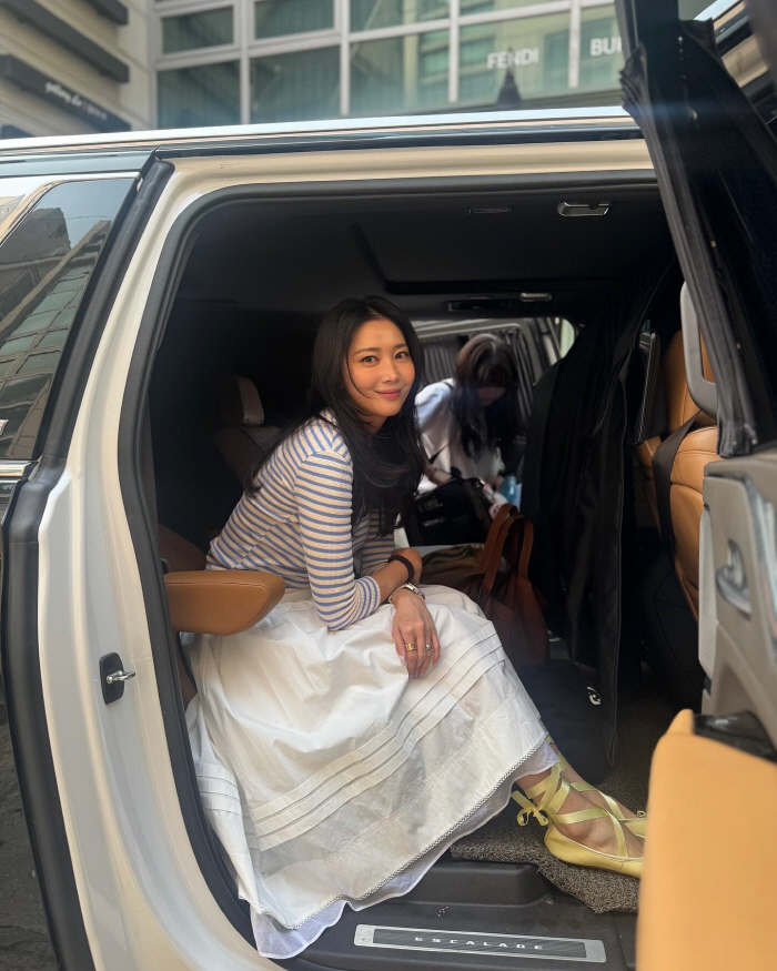 Dolsing Mom in her 40s who is obsessed with girl looks...Oh Yoon, age is just a number. 