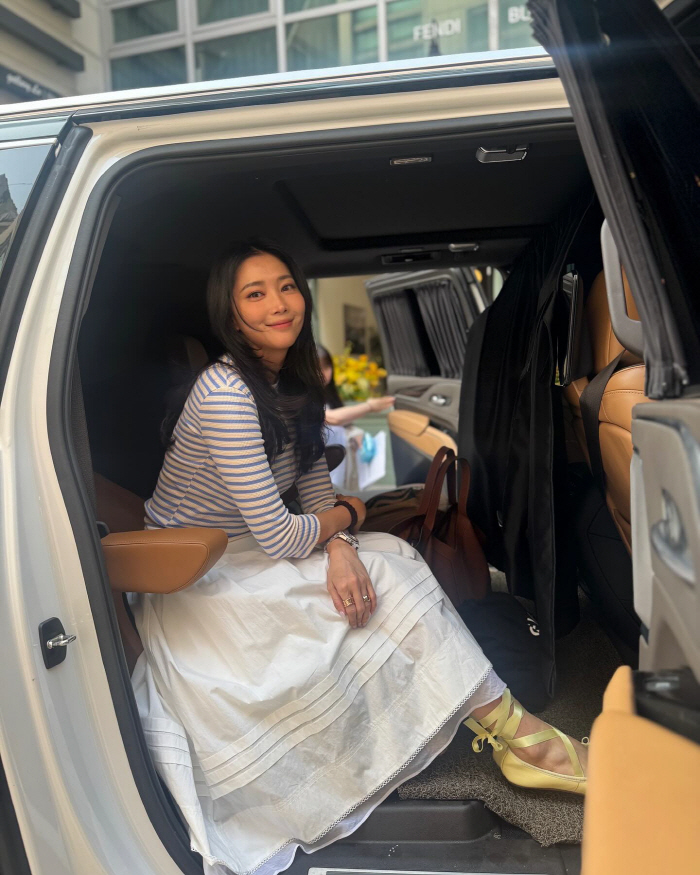 Dolsing Mom in her 40s who is obsessed with girl looks...Oh Yoon, age is just a number. 