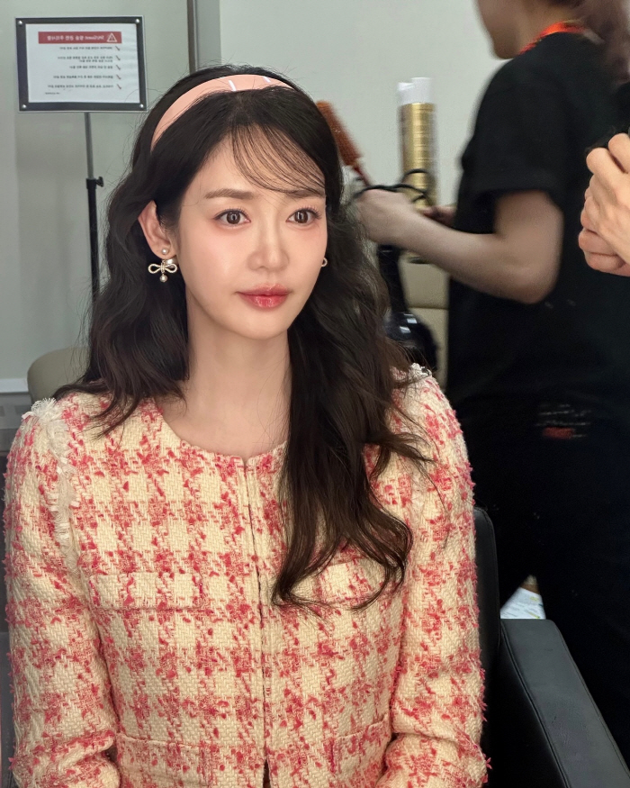 Even with her husband's prison life, she's still a princess...Sung Yuri quietly returns to her main job 