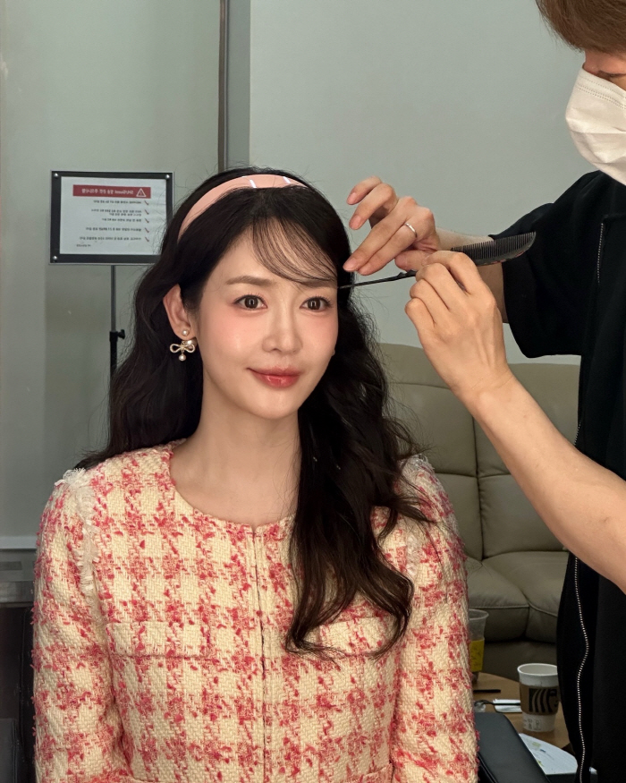 Even with her husband's prison life, she's still a princess...Sung Yuri quietly returns to her main job 