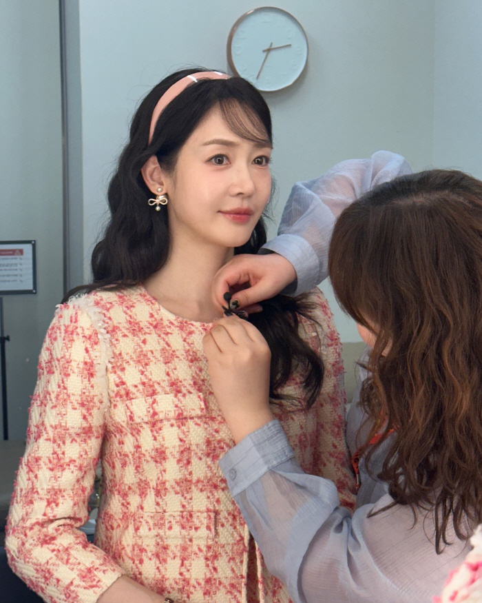 Even with her husband's prison life, she's still a princess...Sung Yuri quietly returns to her main job 