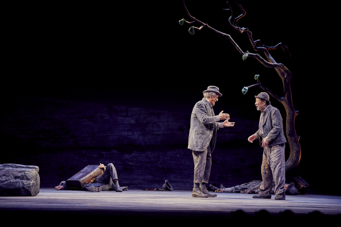 A feast of overwhelming acting while waiting for Shin-gu and Park Geun-hyung's plays..We're going on a national tour