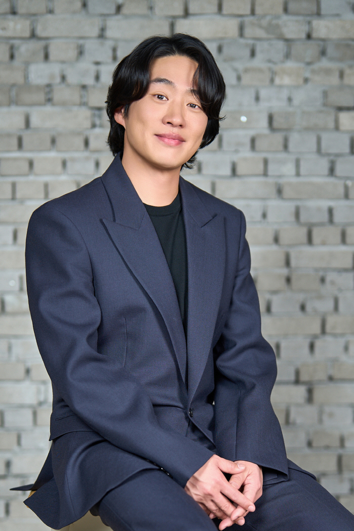  High-five Ahn Jae-hong and Yoo Ah-in. Kiss scene? Short and fast. Stick to the script