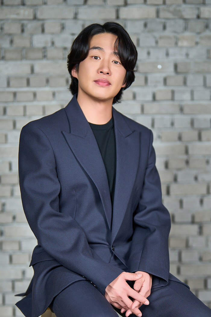 Ahn Jae-hong Fulfills Dream of Working with Director Kang Hyung-chul in ‘Hi-Five’