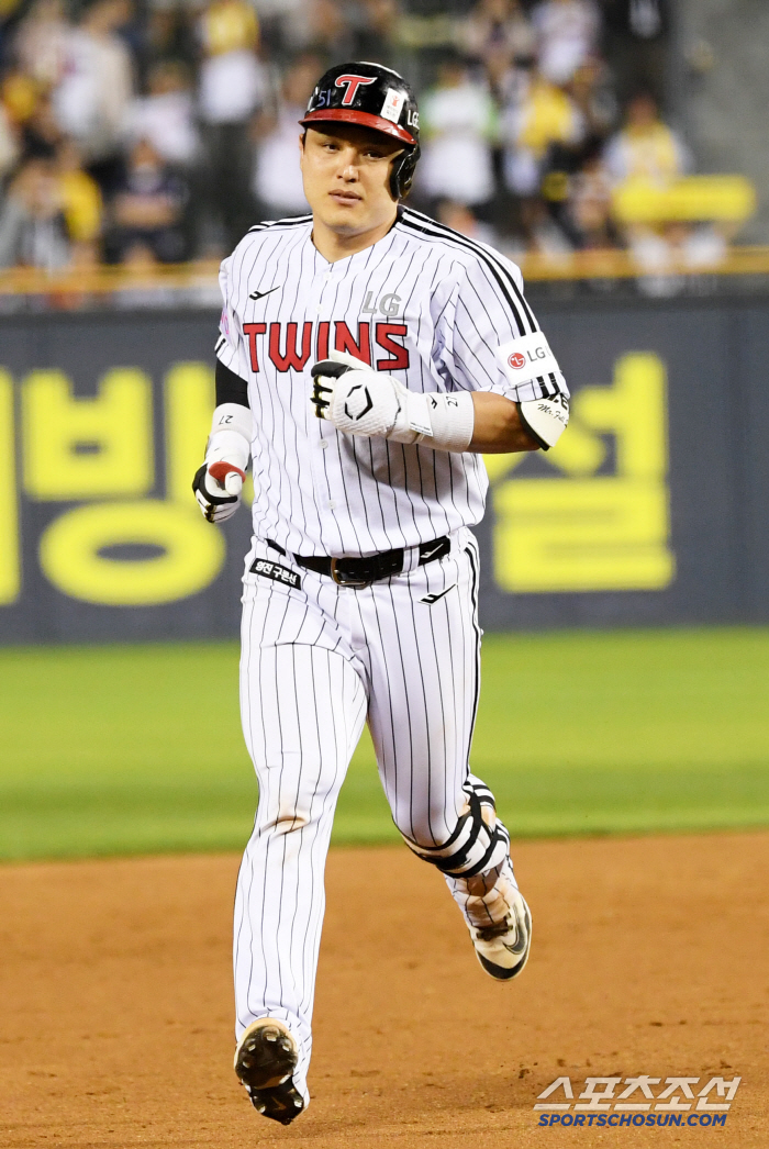 Is this a true story. Since Rafak Samsung and Jamsil LG are tied for first place with 61 home runs, I dream of becoming the first home run in LG's history. 