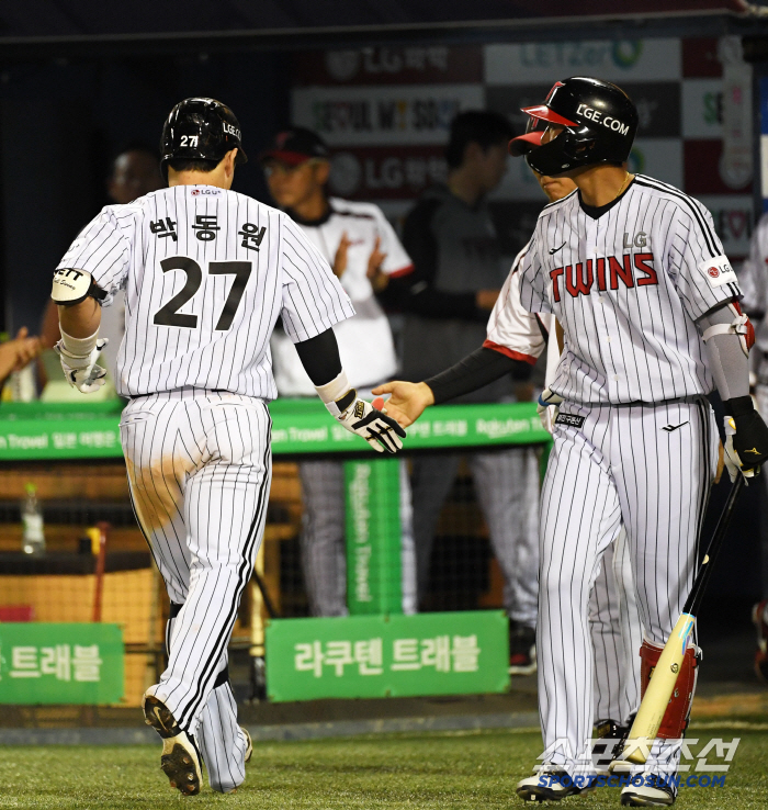 Is this a true story. Since Rafak Samsung and Jamsil LG are tied for first place with 61 home runs, I dream of becoming the first home run in LG's history. 