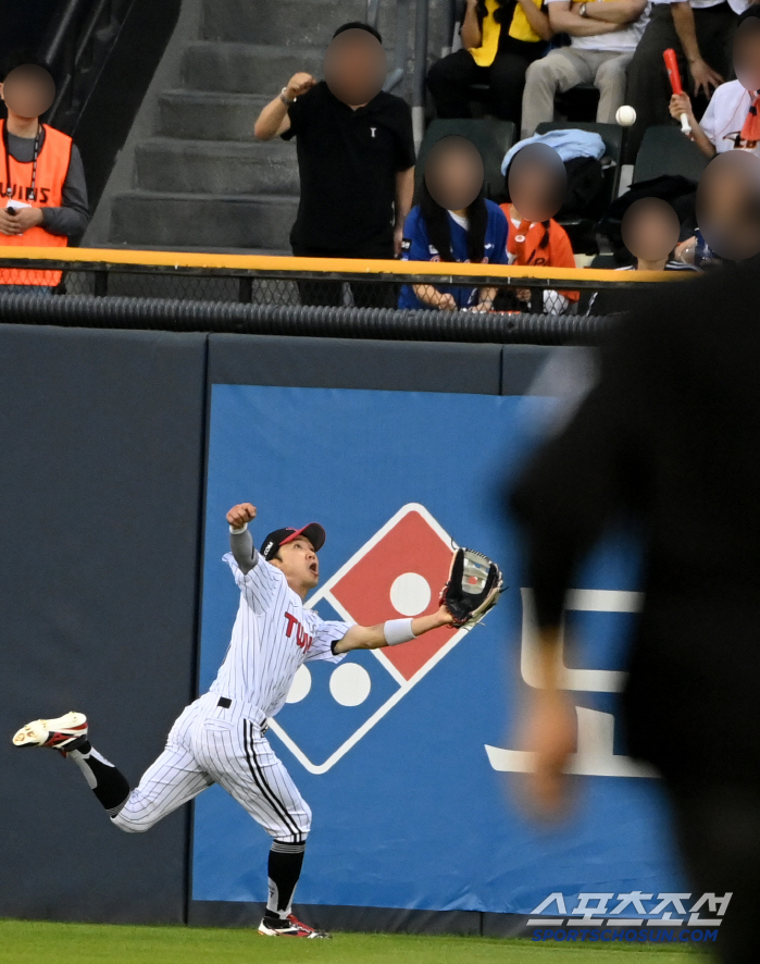 It's you again! 'Super Catch,' which collapsed by Hanwha fans...Delete both hits and RBIs