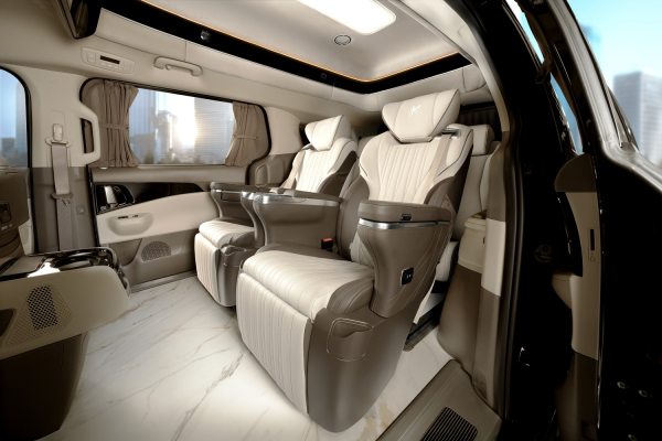 Luxury was added to the price of 80 million won..Carnival Limousine Noble Clase T9 Launched