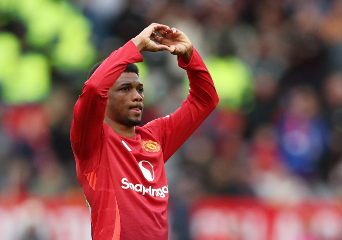 Man U NEW Aces Crazy Behavior → Why do you swear at 70,000 Southeast Asian fans?