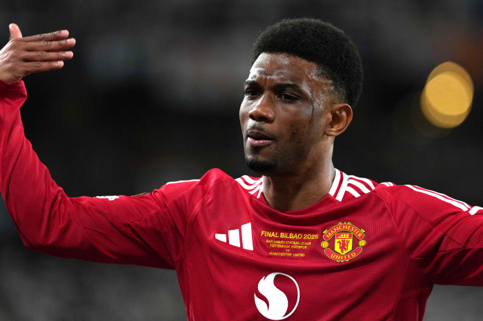 Man U NEW Aces Crazy Behavior → Why do you swear at 70,000 Southeast Asian fans?