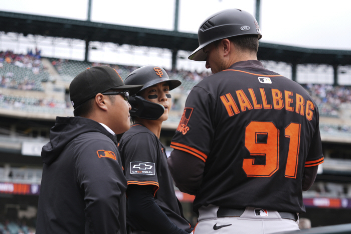 No. 4 hitter Lee Jung-hoo, who did not respond, hitless in 7 at-bats in 2G, but he didn't get a hit, so the batting average collapsed at 280 due to the roller coaster hit