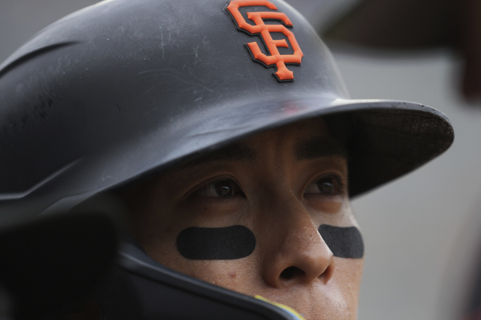 No. 4 hitter Lee Jung-hoo, who did not respond, hitless in 7 at-bats in 2G, but he didn't get a hit, so the batting average collapsed at 280 due to the roller coaster hit