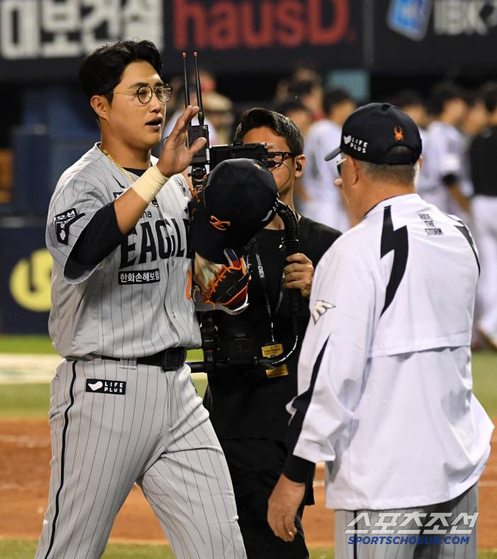 Please, please, please, a dramatic two-run shot with one out count left. I don't want to lose to 9 billion FA who is sick at home. 