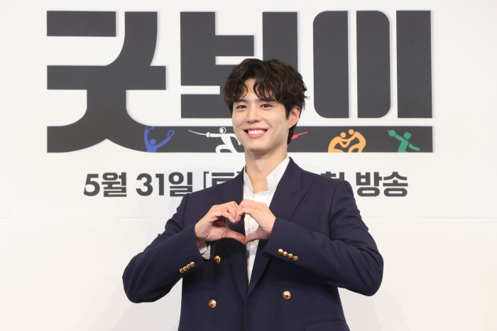  Park Bo-gum's good boy who has endured injury fighting..Installation of a new face to cross (comprehensive)
