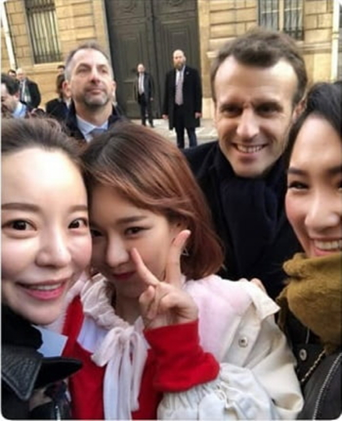  Maeng Seung-ji met French President Macron. I took a selfie with a handsome man?