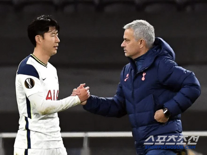 SON is crying with the trophy, and Amorim is the ambivalence expressed by Mourinho, a former Tottenham X Manchester United coach