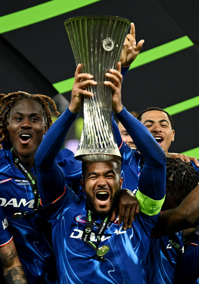 Unbroken glass body to the end...Big Year 2021's only member, overcoming injury to present the trophy to Chelsea. Today, World Class!