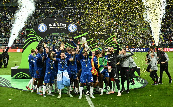 Unbroken glass body to the end...Big Year 2021's only member, overcoming injury to present the trophy to Chelsea. Today, World Class!