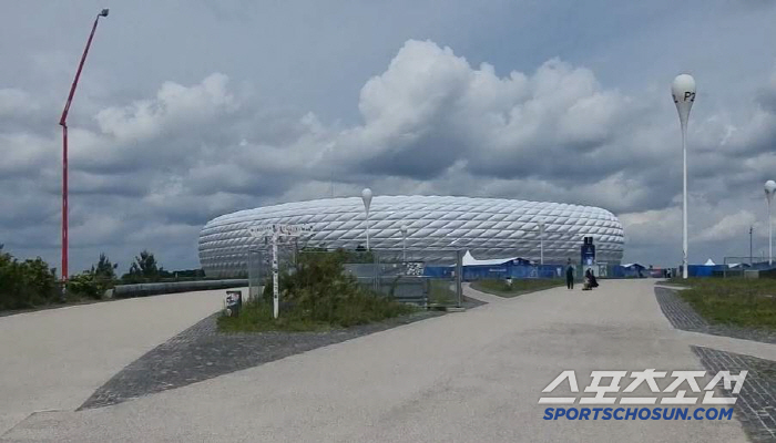 Allianz Arena, Bayern Munich's home stadium, UEFA, and other rice signboards were removed