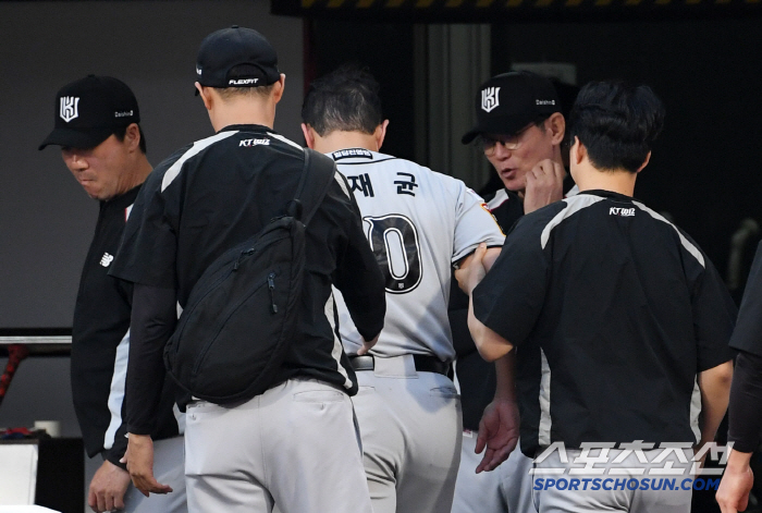He's been playing so well these days, but the director's lament, Hwang Jae-gyun, who appeared on crutches, is out in the first half 