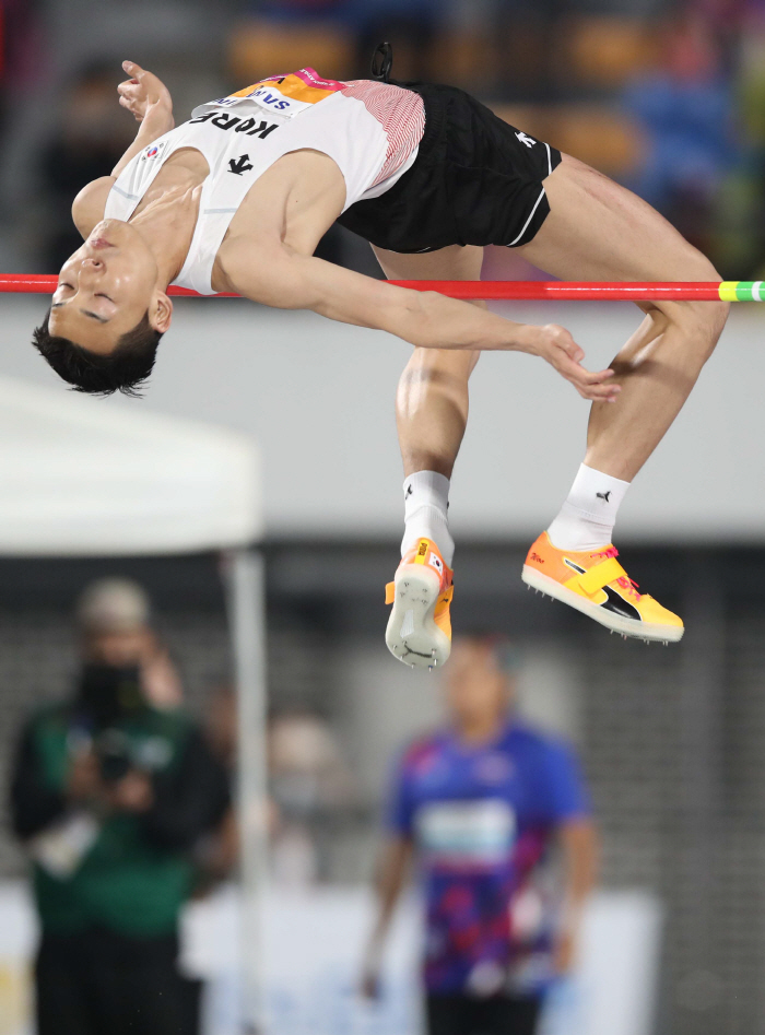 I'm a happy person, Woo Sang-hyuk, a fantastic jump in the middle of the night, with 2m29, the second consecutive victory in 30 years at the top of the Asian Championship  the most winning victory