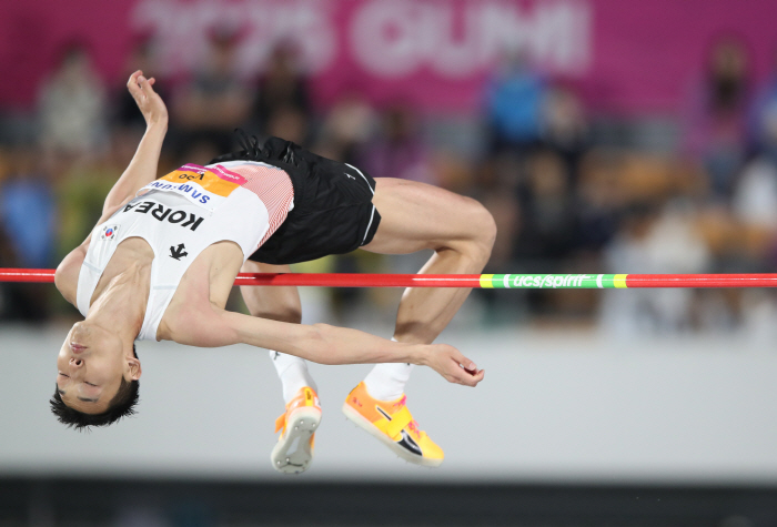 I'm a happy person, Woo Sang-hyuk, a fantastic jump in the middle of the night, with 2m29, the second consecutive victory in 30 years at the top of the Asian Championship  the most winning victory