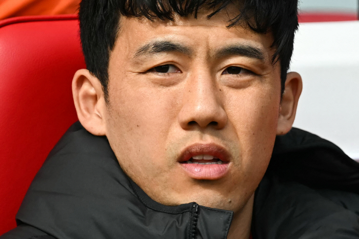 Japan's national team captain, who won the EPL and is on the bench for a long-term flutter, declared to remain in Liverpool despite the risk of release