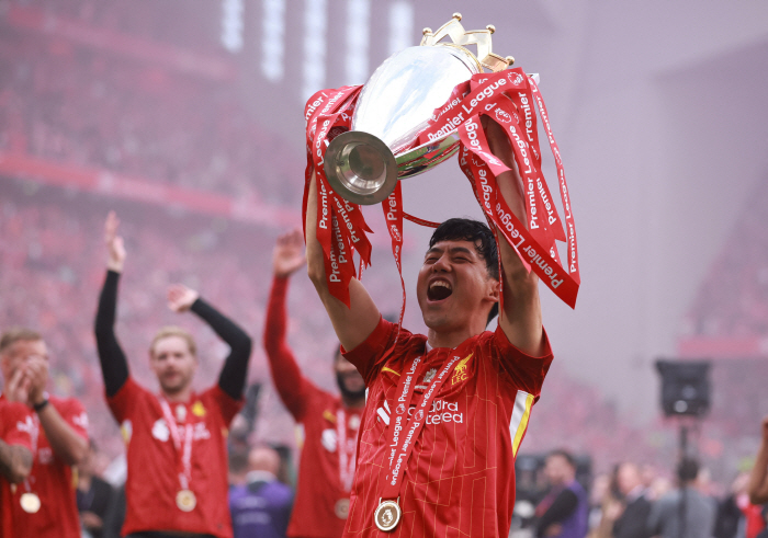 Japan's national team captain, who won the EPL and is on the bench for a long-term flutter, declared to remain in Liverpool despite the risk of release